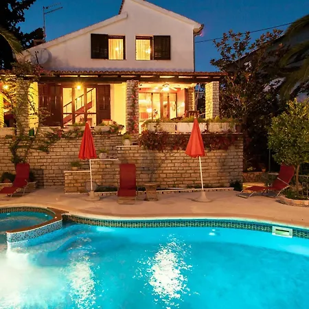 Villa With 4 Bedrooms In Seget Vranjica, With Wonderful Sea View, Priv Seget Vranjica